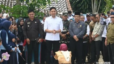 Bupati Cianjur Mohammad Wahyu Ferdian (tengah, berkemeja putih) didampingi jajaran pejabat daerah menyaksikan interaksi bersama siswa-siswi saat acara peresmian gedung baru TK Pertiwi Campaka