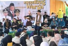 Bupati Cianjur Mohammad Wahyu Ferdian melambaikan tangan menyapa masyarakat saat menghadiri kegiatan Rembug Warga di Desa Karyamukti, Kecamatan Campaka, Selasa (19/5/2026).