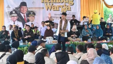 Bupati Cianjur Mohammad Wahyu Ferdian melambaikan tangan menyapa masyarakat saat menghadiri kegiatan Rembug Warga di Desa Karyamukti, Kecamatan Campaka, Selasa (19/5/2026).
