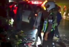 Petugas kepolisian bersama tim evakuasi melakukan penanganan kecelakaan lalu lintas di jalur Gekbrong–Sukabumi, tepatnya di Kampung Bangbayang, Warungkondang, Cianjur, Kamis malam (21/5/2026). Foto: Istimewa