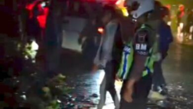 Petugas kepolisian bersama tim evakuasi melakukan penanganan kecelakaan lalu lintas di jalur Gekbrong–Sukabumi, tepatnya di Kampung Bangbayang, Warungkondang, Cianjur, Kamis malam (21/5/2026). Foto: Istimewa