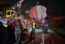 Proses evakuasi truk tangki air yang mengalami kecelakaan di Jalan Raya Sukabumi-Cianjur, Kampung Bangbayang, Desa Bangbayang, Kecamatan Gekbrong, Kamis malam (21/5/2026). Foto: Istimewa