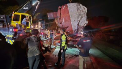 Proses evakuasi truk tangki air yang mengalami kecelakaan di Jalan Raya Sukabumi-Cianjur, Kampung Bangbayang, Desa Bangbayang, Kecamatan Gekbrong, Kamis malam (21/5/2026). Foto: Istimewa