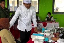 Bupati Cianjur Mohammad Wahyu Ferdian (pakaian putih) berinteraksi dengan seorang warga wanita di stan pelayanan kesehatan gratis di Desa Sukamulya, Kecamatan Naringgul, Kamis (21/5).