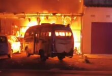 Kobaran api melahap sebuah bengkel mobil beserta dua unit minibus di Kampung Cisalak, Desa Sukasari, Kecamatan Cilaku, Kabupaten Cianjur, Jumat (22/5/2026) subuh. Kebakaran diduga dipicu korsleting listrik dengan kerugian ditaksir mencapai Rp120 juta. Foto: Istimewa