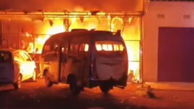 Kobaran api melahap sebuah bengkel mobil beserta dua unit minibus di Kampung Cisalak, Desa Sukasari, Kecamatan Cilaku, Kabupaten Cianjur, Jumat (22/5/2026) subuh. Kebakaran diduga dipicu korsleting listrik dengan kerugian ditaksir mencapai Rp120 juta. Foto: Istimewa