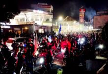Jalan Raya Cipanas dipadati ribuan Bobotoh Persib Bandung yang melakukan konvoi dan perayaan. Foto: Rendi Irawan/Cianjur Update