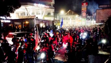 Jalan Raya Cipanas dipadati ribuan Bobotoh Persib Bandung yang melakukan konvoi dan perayaan. Foto: Rendi Irawan/Cianjur Update
