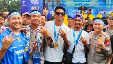 Bupati Cianjur dr. Muhammad Wahyu dan Kapolres Cianjur, Wakapolres berfoto bersama pemain Persib Bandung asal Cianjur, Kakang Rudianto dan Robi Darwis, usai kegiatan “Mapag Jawara” di Mapolres Cianjur, Selasa (26/5/2026). Foto: Rendi Irawan/CianjurUpdate
