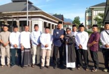 Jamaah dan jajaran Kodim 0608/Cianjur berfoto bersama usai pelaksanaan Salat Idul Adha 1447 Hijriah di Masjid At-Takwa Kompleks Kodim 0608/Cianjur, Rabu (27/5/2026). Fauzi/CianjurUpdate