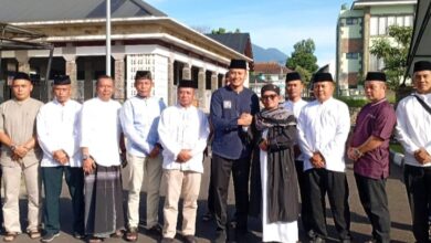 Jamaah dan jajaran Kodim 0608/Cianjur berfoto bersama usai pelaksanaan Salat Idul Adha 1447 Hijriah di Masjid At-Takwa Kompleks Kodim 0608/Cianjur, Rabu (27/5/2026). Fauzi/CianjurUpdate