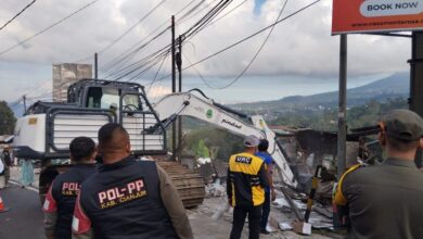 Penertiban puluhan kios liar di kawasan Jalur Puncak 1, Cianjur, Rabu (27/5/2026). Foto: Rendi/CianjurUpdate