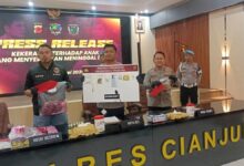 Kapolres Cianjur AKBP A. Alexander Yurikho Hadi bersama jajaran Satreskrim Polres Cianjur menunjukkan barang bukti kasus pembunuhan dan kekerasan seksual terhadap anak tirinya saat menggelar konferensi pers di Mapolres Cianjur, Jawa Barat, Jumat (29/5/2026). Foto: Fauzi/CianjurUpdate