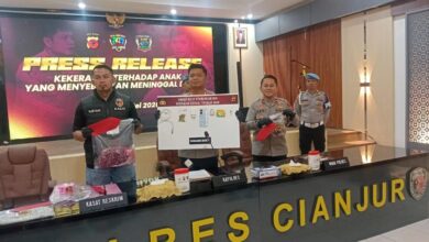 Kapolres Cianjur AKBP A. Alexander Yurikho Hadi bersama jajaran Satreskrim Polres Cianjur menunjukkan barang bukti kasus pembunuhan dan kekerasan seksual terhadap anak tirinya saat menggelar konferensi pers di Mapolres Cianjur, Jawa Barat, Jumat (29/5/2026). Foto: Fauzi/CianjurUpdate