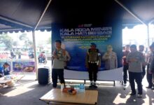 Kapolres Cianjur bersama Satlantas Polres Cianjur menggelar silaturahmi dengan para pejuang jalanan di Bundaran Tugu Lampu Gentur, Jumat (29/5/2026). Foto: Fauzi/Cianjurupdate