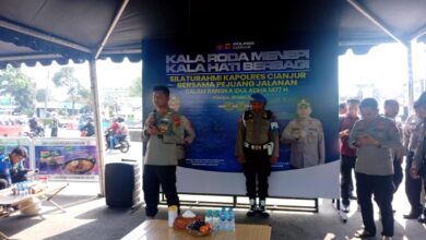 Kapolres Cianjur bersama Satlantas Polres Cianjur menggelar silaturahmi dengan para pejuang jalanan di Bundaran Tugu Lampu Gentur, Jumat (29/5/2026). Foto: Fauzi/Cianjurupdate