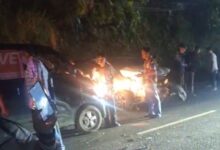 Kecelakaan lalu lintas melibatkan Toyota Rush, mobil pikap, dan sepeda motor terjadi di Jalan Raya Puncak, Cugenang, Cianjur, Jumat (29/5/2026) malam. Enam orang mengalami luka-luka dalam insiden tersebut. Foto: Istimewa