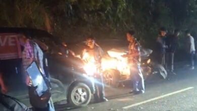 Kecelakaan lalu lintas melibatkan Toyota Rush, mobil pikap, dan sepeda motor terjadi di Jalan Raya Puncak, Cugenang, Cianjur, Jumat (29/5/2026) malam. Enam orang mengalami luka-luka dalam insiden tersebut. Foto: Istimewa