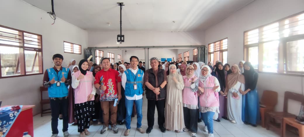 Peserta kegiatan Srikandi PLN Goes To School di SMKN 1 Sukaluyu mengabadikan momen bersama setelah sesi edukasi kelistrikan dan pengenalan layanan digital selesai.