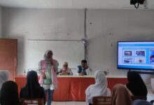 Seorang perwakilan Srikandi PLN UP3 Cianjur memberikan presentasi edukasi mengenai kelistrikan dan layanan digital PLN Mobile kepada siswa di SMKN 1 Sukaluyu, Cianjur