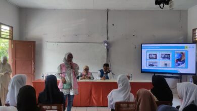 Seorang perwakilan Srikandi PLN UP3 Cianjur memberikan presentasi edukasi mengenai kelistrikan dan layanan digital PLN Mobile kepada siswa di SMKN 1 Sukaluyu, Cianjur