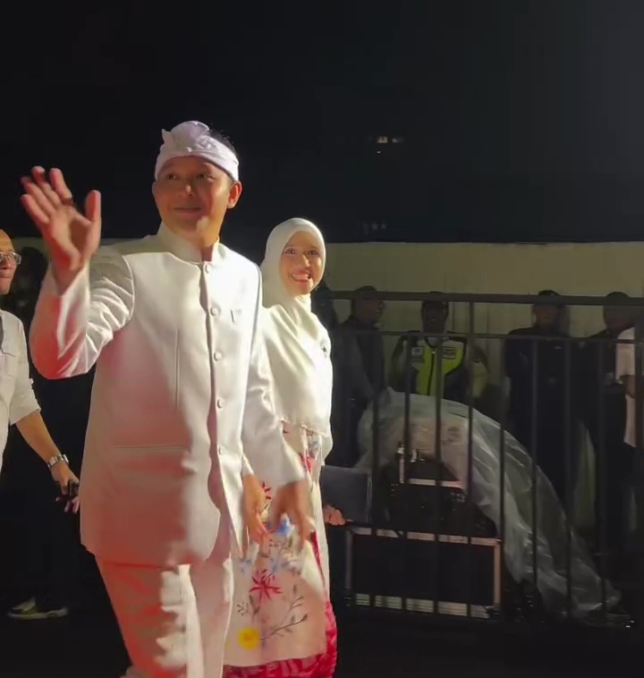 Bupati Cianjur Mohammad Wahyu Ferdian bersama Ketua TP PKK Kabupaten Cianjur Najmah Nurislami menyapa warga yang hadir dalam acara Kirab Budaya Milangkala Tatar Sunda di Gedung Sate, Bandung, Sabtu (16/05/2026).