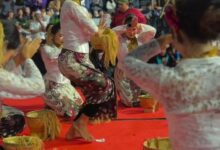 Sejumlah penari mementaskan kesenian Mupusti Pandanwangi khas Kabupaten Cianjur dalam acara Kirab Budaya Milangkala Tatar Sunda di halaman Gedung Sate, Bandung, Sabtu (16/05/2026).
