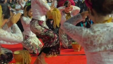Sejumlah penari mementaskan kesenian Mupusti Pandanwangi khas Kabupaten Cianjur dalam acara Kirab Budaya Milangkala Tatar Sunda di halaman Gedung Sate, Bandung, Sabtu (16/05/2026).