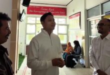 Bupati Cianjur Mohammad Wahyu Ferdian (tengah, berbaju putih) meninjau langsung situasi ruang tunggu dan fasilitas pelayanan kesehatan masyarakat di UPTD Puskesmas Gunungbitung, Kecamatan Cibinong.