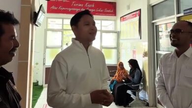 Bupati Cianjur Mohammad Wahyu Ferdian (tengah, berbaju putih) meninjau langsung situasi ruang tunggu dan fasilitas pelayanan kesehatan masyarakat di UPTD Puskesmas Gunungbitung, Kecamatan Cibinong.
