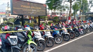 Polres Cianjur mengungkap sindikat pencurian kendaraan bermotor yang seluruh pelakunya merupakan warga Cianjur. Enam tersangka ditangkap dan 34 unit sepeda motor hasil curian berhasil diamankan. Foto: Fauzi/Cianjurupdate