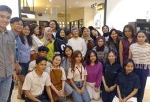 Tim produksi dan para pemain film Agensi Rumah Tangga berfoto bersama usai konferensi pers di Cianjur, Senin (1/6/2026). Foto: Fauzi/Cianjurupdate