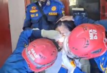 Petugas Rescue Damkar Kabupaten Cianjur saat melakukan penanganan terhadap seorang perempuan yang mengalami insiden dua magnet menempel di dalam hidung. Foto: Instagram Satpol PP Damkar Cianjur