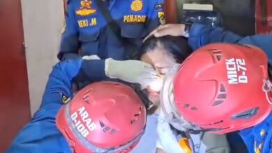 Petugas Rescue Damkar Kabupaten Cianjur saat melakukan penanganan terhadap seorang perempuan yang mengalami insiden dua magnet menempel di dalam hidung. Foto: Instagram Satpol PP Damkar Cianjur