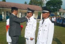 Camat Cugenang, Ali Akbar, melantik Ruslan Ependi, SH sebagai PJS Kepala Desa Cijedil dan Asep Janwar Setiaki sebagai PJS Kepala Desa Cibulakan usai upacara Hari Lahir Pancasila, Selasa (2/6/2026). Foto: Fauzi/Cianjurupdate