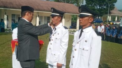 Camat Cugenang, Ali Akbar, melantik Ruslan Ependi, SH sebagai PJS Kepala Desa Cijedil dan Asep Janwar Setiaki sebagai PJS Kepala Desa Cibulakan usai upacara Hari Lahir Pancasila, Selasa (2/6/2026). Foto: Fauzi/Cianjurupdate