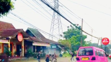 Sejumlah pelajar terlibat aksi tawuran di Jalan Raya Puncak, Desa Sukamanah, Kecamatan Cugenang, Kabupaten Cianjur, Rabu (3/6/2026) pagi. Foto: Istimewa