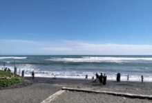 Sejumlah wisatawan lokal beraktivitas di area pasir hitam Pantai Apra, Sindangbarang, Cianjur,