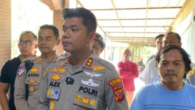 Kapolres Cianjur AKBP A. Alexander Yurikho Hadi saat meninjau salah satu pabrik tahu di Kabupaten Cianjur. Foto: Istimewa