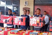Kapolres Cianjur AKBP A. Alexander Yurikho Hadi bersama jajaran Satres Narkoba dan BNNK Cianjur saat memperlihatkan barang bukti sabu seberat 270,03 gram hasil pengungkapan kasus peredaran narkotika di Kabupaten Cianjur. Foto: Istimewa