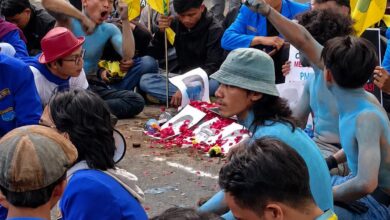Mahasiswa PC PMII Kabupaten Cianjur saat menggelar aksi demonstrasi di depan Gedung DPRD Kabupaten Cianjur, Senin (15/6/2026). Foto: Cianjur Update