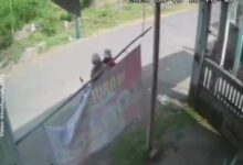 Aksi pencurian motor Honda CRF terekam CCTV di depan sebuah kontrakan di Sukaluyu, Cianjur. Dua pelaku berhasil membawa kabur motor dalam 15 menit. Simak kronologinya.