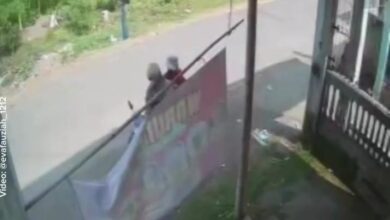 Aksi pencurian motor Honda CRF terekam CCTV di depan sebuah kontrakan di Sukaluyu, Cianjur. Dua pelaku berhasil membawa kabur motor dalam 15 menit. Simak kronologinya.