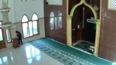 Kamera pengawas merekam keberadaan seorang pria berpakaian gelap yang tengah mendekati kotak amal di ruang salat utama Masjid Al Balad, Kampung Cinangsi, Kabupaten Cianjur. Tangkapan layar ini merupakan bukti rekaman dari dugaan aksi pencurian uang kotak amal yang terjadi pada Rabu (17/6/2026) pagi.