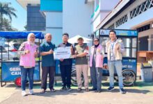 Srikandi PLN UP3 Cianjur bersama YBM PLN menyalurkan bantuan gerobak usaha bagi UMKM. Foto: Istimewa
