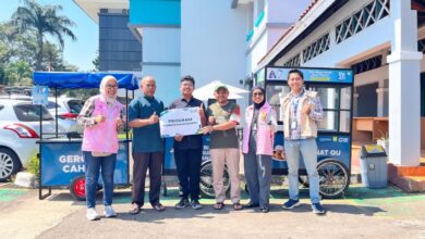 Srikandi PLN UP3 Cianjur bersama YBM PLN menyalurkan bantuan gerobak usaha bagi UMKM. Foto: Istimewa
