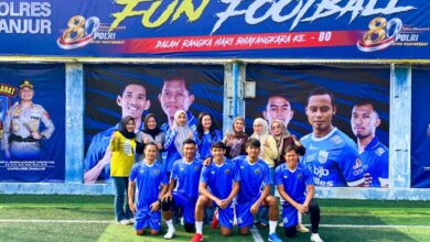 Polres Cianjur menggelar fun football melawan Persib Stars dalam rangka Hari Bhayangkara ke-80. Foto: Istimewa