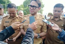 Wakil Bupati Cianjur Abi Ramzi memberikan keterangan kepada awak media dengan didampingi Camat Cugenang serta Kepala Desa Sukamanah, Kecamatan Cugenang, Kabupaten Cianjur. Foto: Fauzi/Cianjurupdate