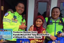 Kasat Lantas Polres Cianjur AKP Aang Andi Suhandi saat menyerahkan bantuan sembako kepada warga dalam kegiatan bakti sosial memperingati Hari Bhayangkara ke-80 di wilayah Kecamatan Cibeber, Kabupaten Cianjur. Foto: Tangkapan Layar Video