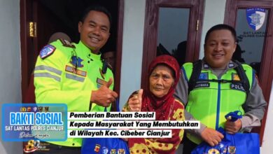 Kasat Lantas Polres Cianjur AKP Aang Andi Suhandi saat menyerahkan bantuan sembako kepada warga dalam kegiatan bakti sosial memperingati Hari Bhayangkara ke-80 di wilayah Kecamatan Cibeber, Kabupaten Cianjur. Foto: Tangkapan Layar Video